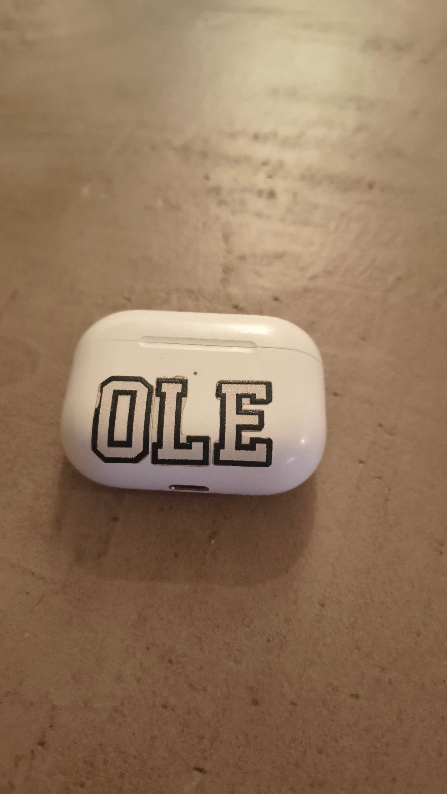 AirPods met 'OLE' opdruk, Ophalen of Verzenden, Gebruikt, Overige typen, Universeel