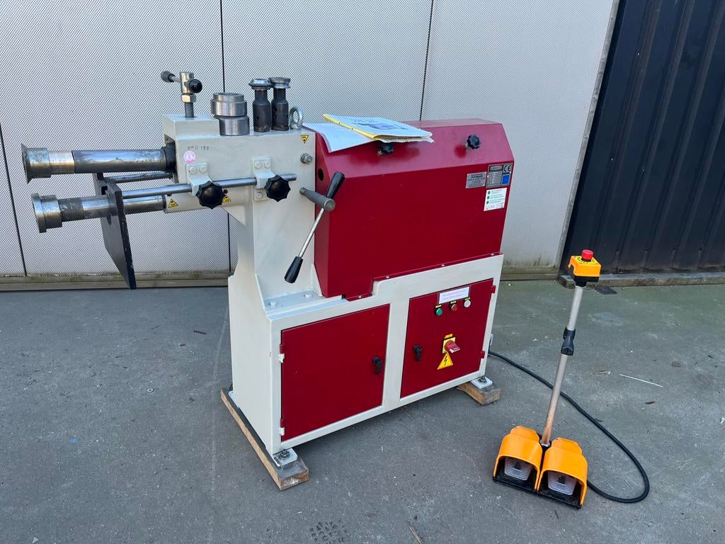 Akbend Type Akm 250 flens en naaldrolmachine, Doe-het-zelf en Verbouw, Gereedschap | Overige machines, Ophalen of Verzenden, Zo goed als nieuw