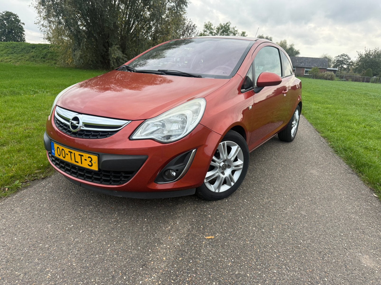 Opel Corsa 1.4 16V 3D 2012 Rood cusmo stoelverwarming!!!, Auto's, Voorwielaandrijving, 40 €/maand, 1398 cc, 100 pk