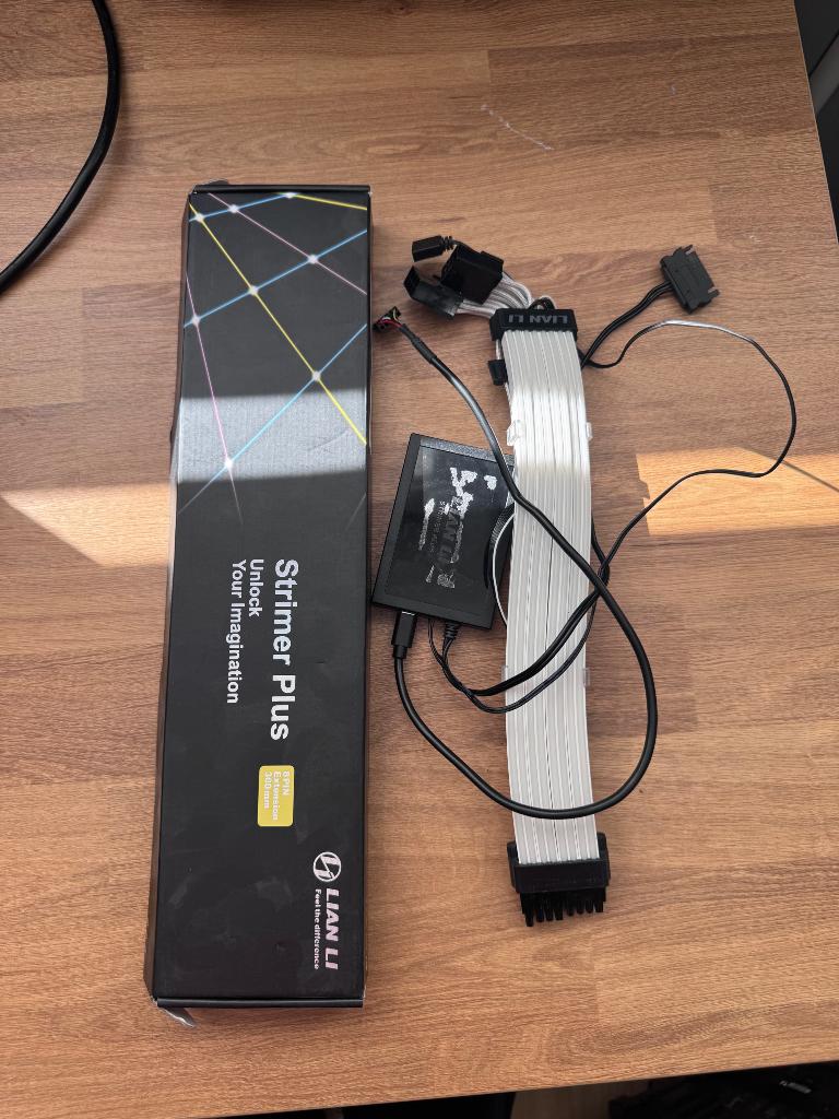 Lian Li Strimer Plus RGB GPU 8-pin Extension Cable + Contr, Ophalen of Verzenden, Zo goed als nieuw