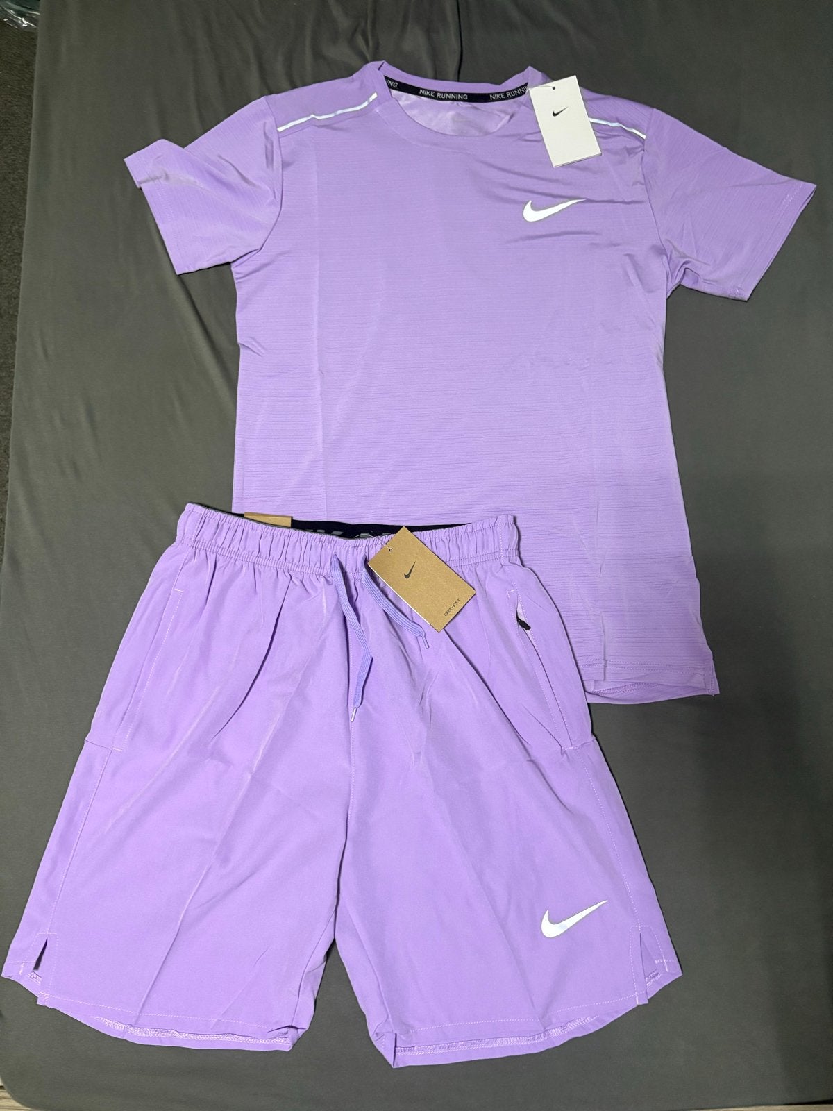 Nike Running Set: Paars T-shirt en Korte Broek, Verzenden, Paars, Nieuw, Hardlopen of Fietsen