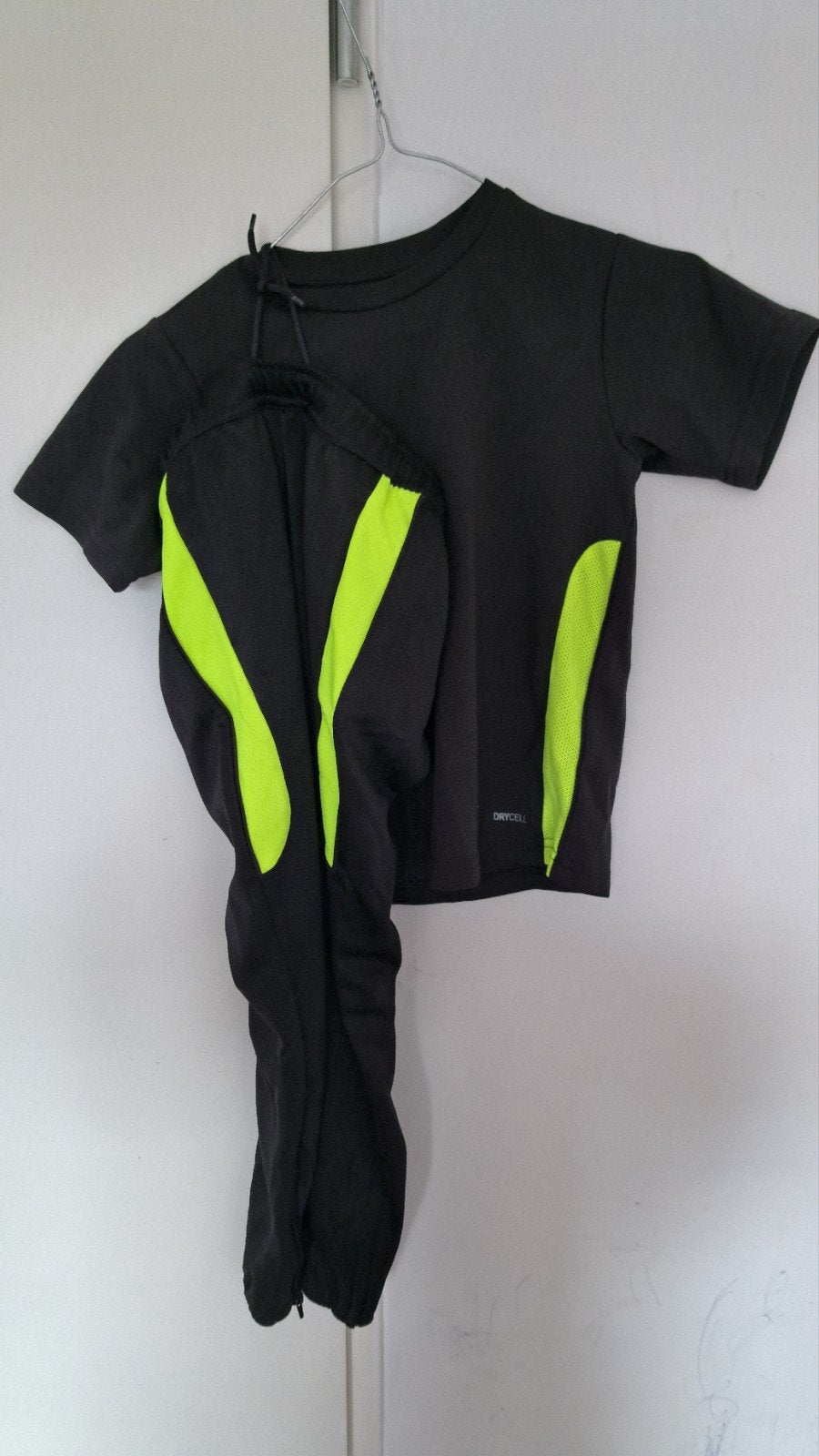 Puma sportset voor kinderen - Zwart met neon geel, Ophalen of Verzenden, Gebruikt, Puma, Jongen of Meisje