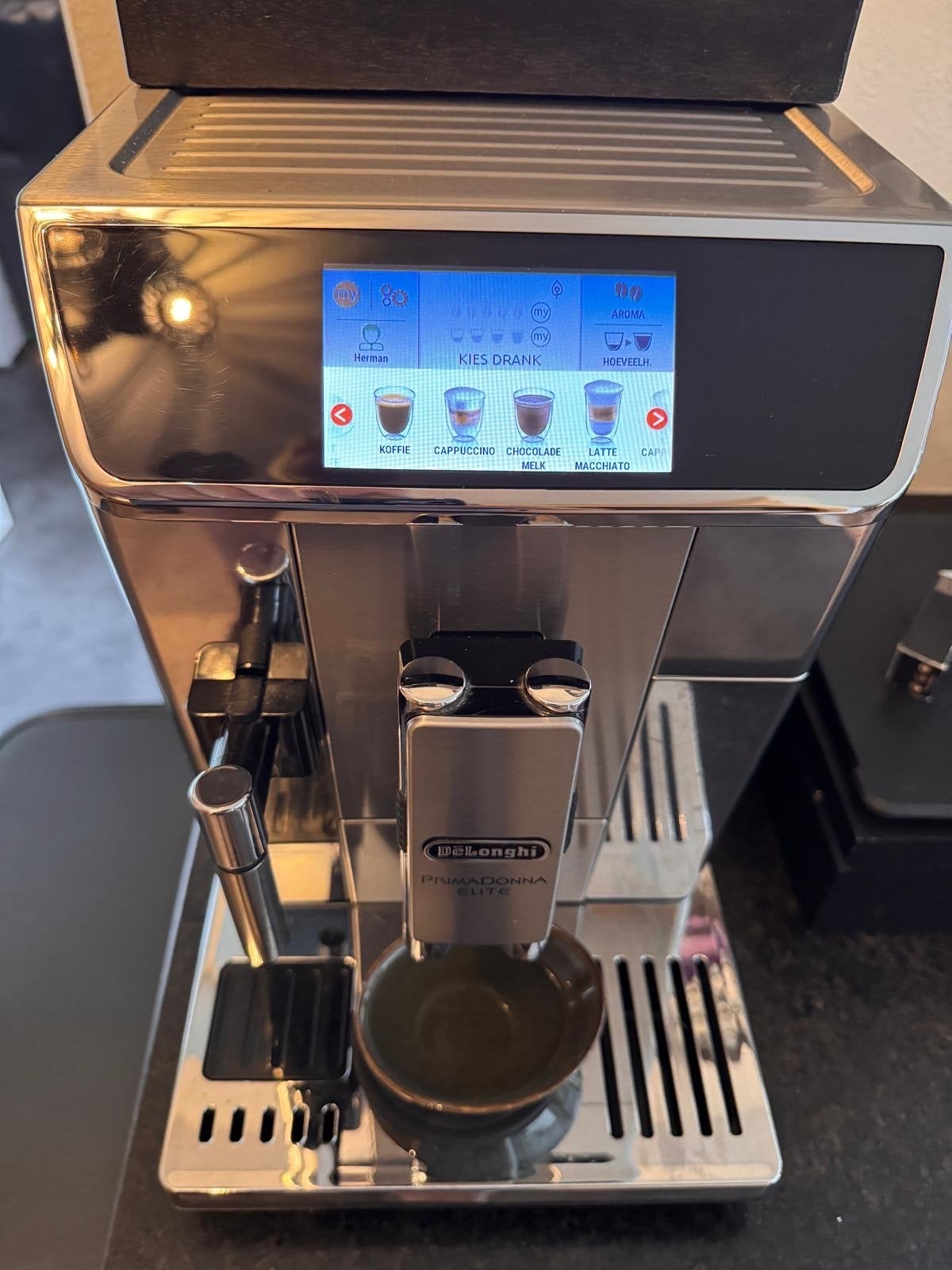 Foto 2 van DeLonghi PrimaDonna Elite volautomatische koffiemachine