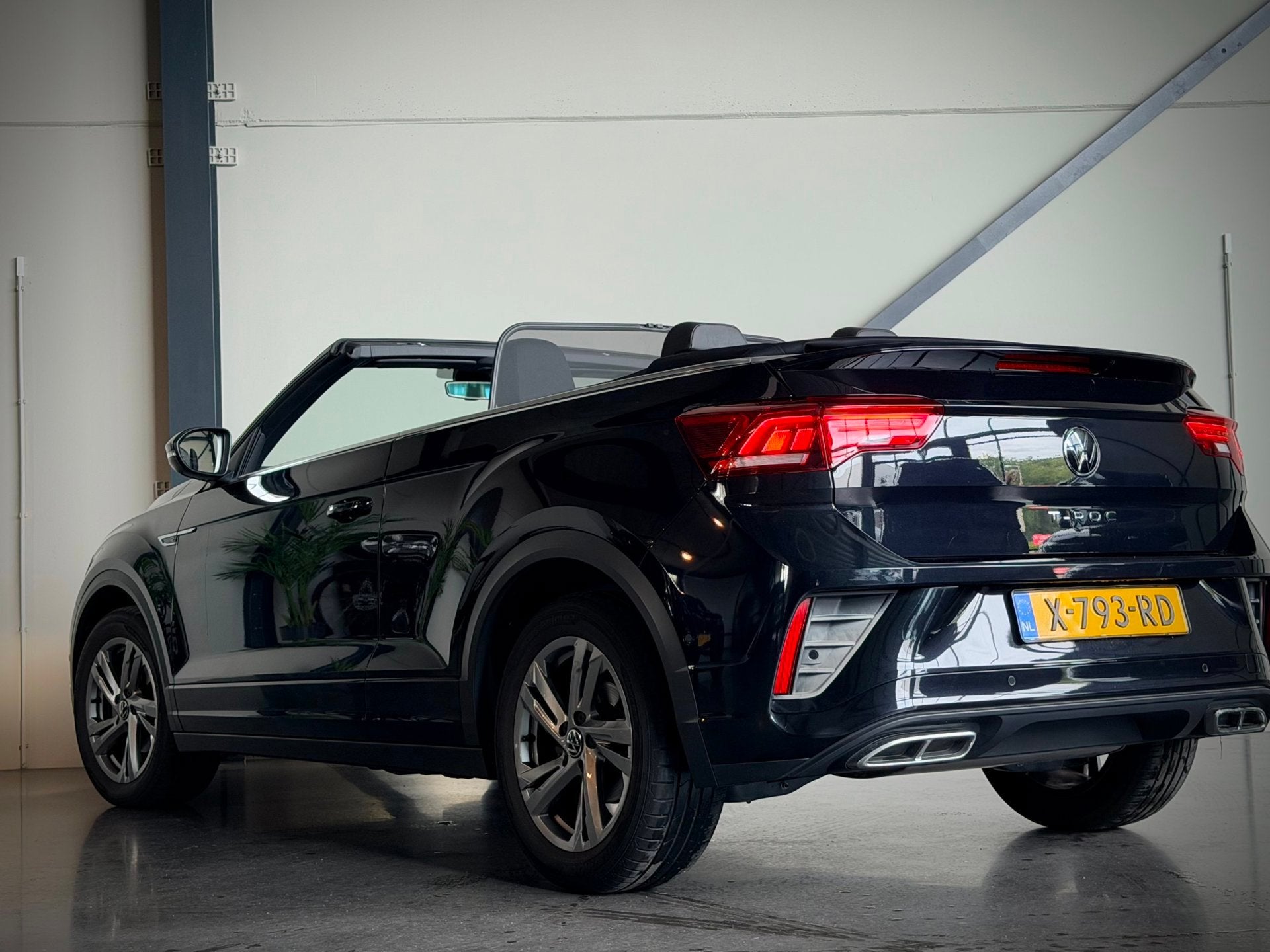 Volkswagen T-Roc Cabrio 1.5 TSI R-Line, ACC, Camera, Windsch, 4 cilinders, Leder, Benzine, 750 kg