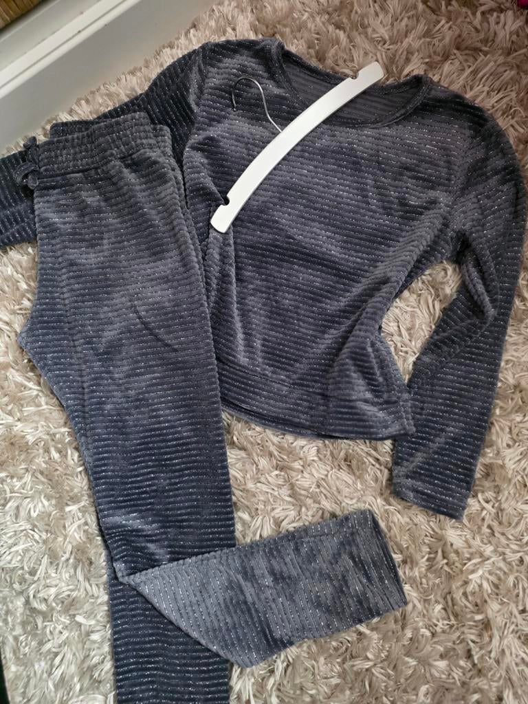 Comfy Glitter Velours Strechie Huispak Antraciet 134 140, Zo goed als nieuw, Setje, Huispak, Verzenden