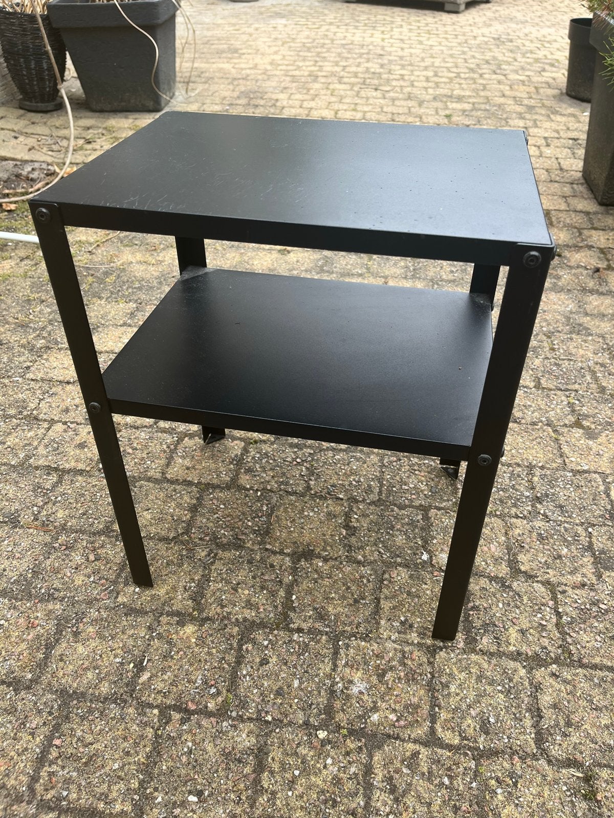 Zwart Nachtkastje / Bijzettafeltje met Twee Lagen, Huis en Inrichting, Tafels | Bijzettafels, Minder dan 55 cm, Gebruikt, Metaal of Aluminium