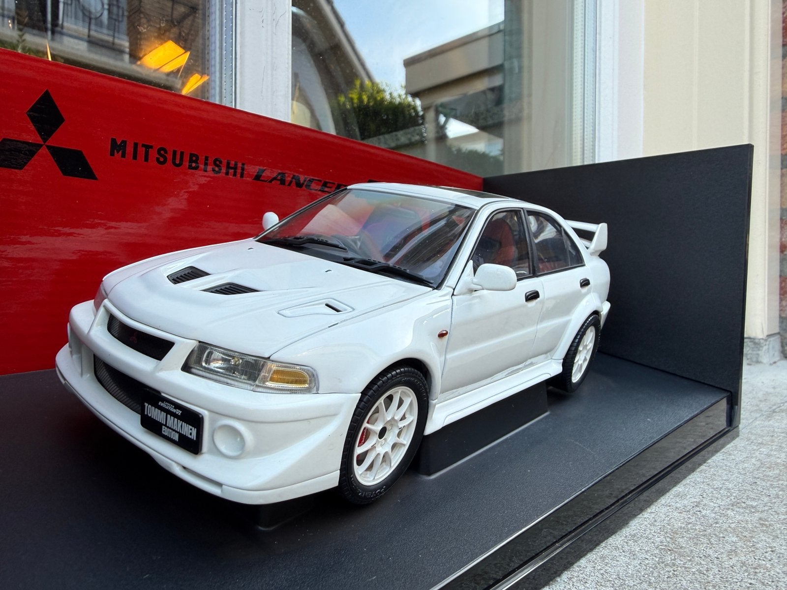 1:18 Mitsubishi Lancer Evo 6 Tommi Makinen wit Autoart 77157, Hobby en Vrije tijd, Modelauto's | 1:18, Auto, Autoart, Ophalen of Verzenden