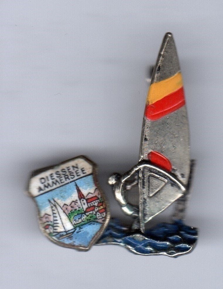 BROCHE SURFEN DIESSEN AMMERSEE BEIEREN DUITSLAND EMAILLE (A6, Ophalen of Verzenden, Gebruikt, Overige onderwerpen