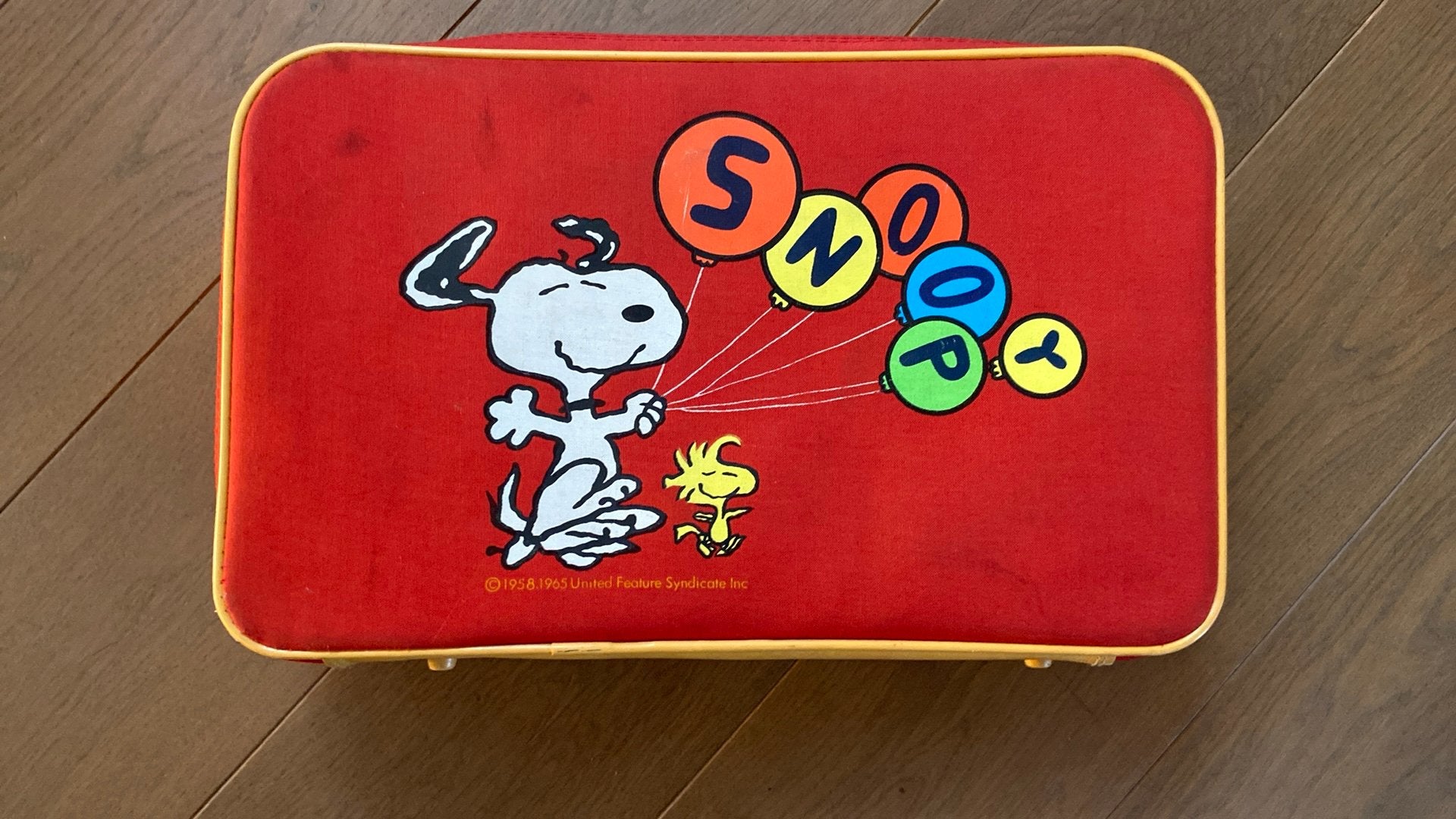 Vintage Snoopy Koffer - Rood met Gele Rand, Sieraden, Tassen en Uiterlijk, Koffers, Overige materialen, Gebruikt, Slot, Minder dan 50 cm