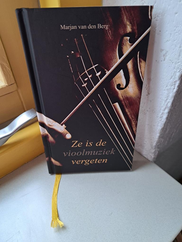 Ze is de vioolmuziek vergeten - Marjan van den Berg, Boeken, Ophalen of Verzenden, Zo goed als nieuw, Marjan van den Berg