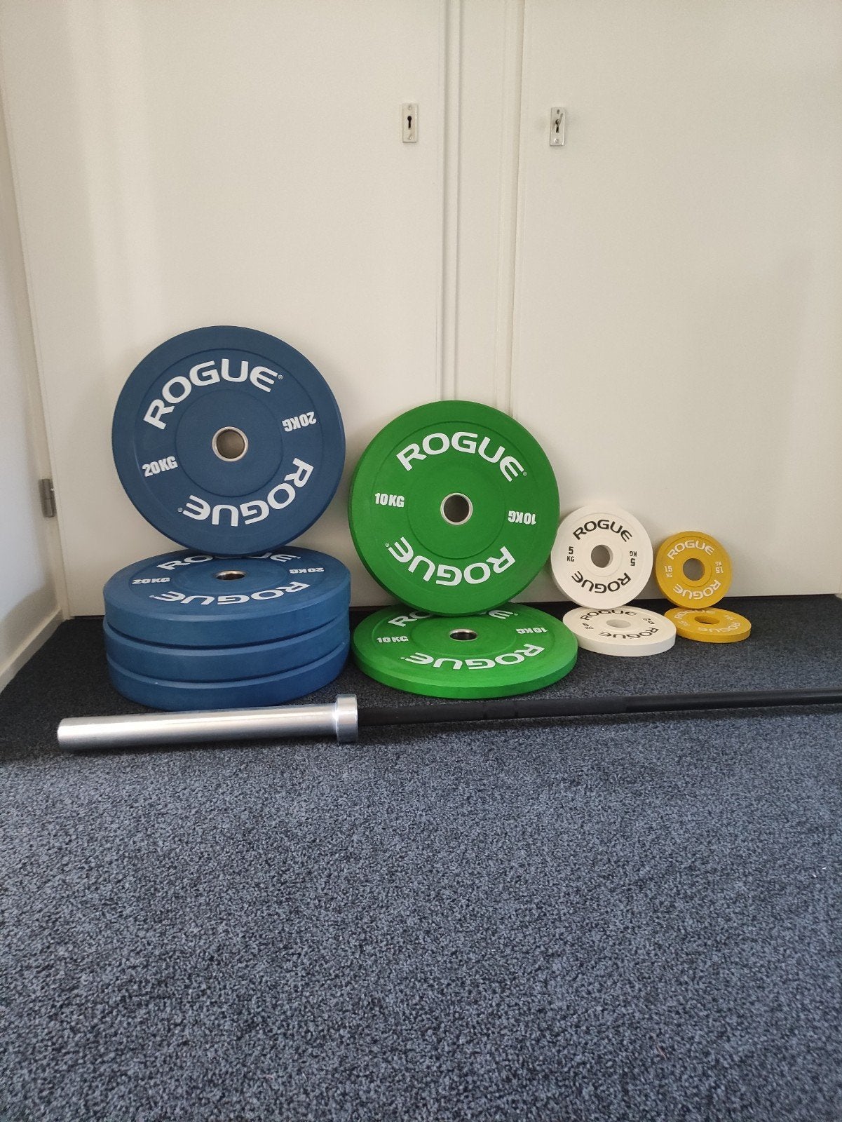 Rogue bumper schijven set met Riot 2.0 Halterstang, Sport en Fitness, Ophalen, Nieuw, Benen, Halterset