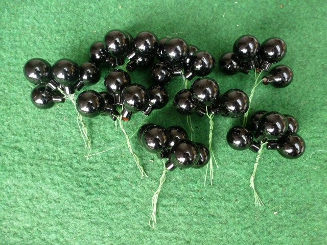 42 mat zwarte glimmende glas kerstballen 25 mm op stok 12cm, Ophalen of Verzenden, Nieuw
