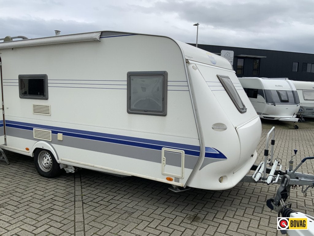 Hobby De Luxe 560 KMFE, Caravans en Kamperen, Caravans, Bedrijf, tot en met 6, 1250 - 1500 kg, Rondzit, Hobby, Dwars-stapelbed