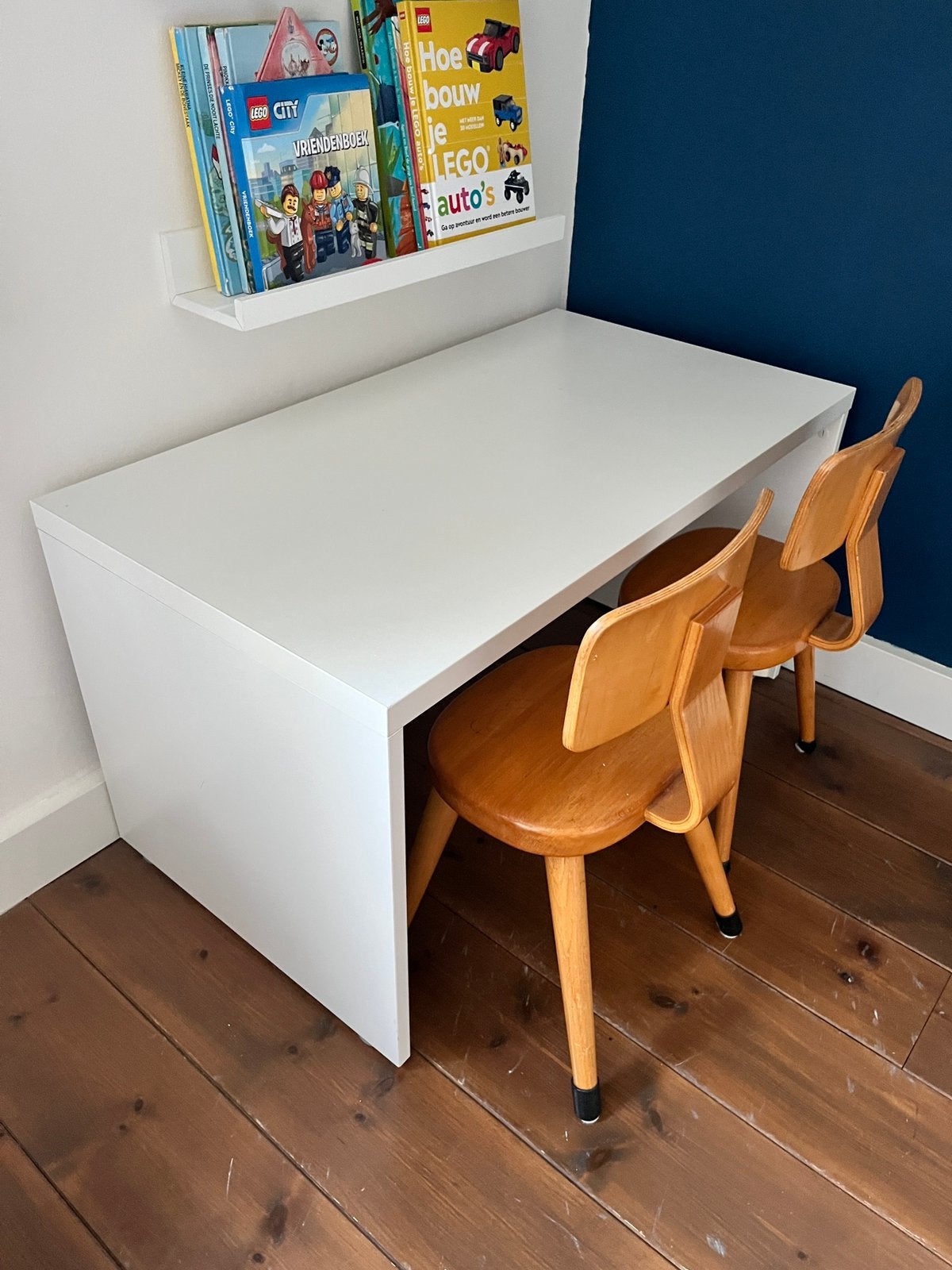 Witte Ikea SMÅSTAD tafel met vintage houten stoeltjes., Kinderen en Baby's, Ophalen, Gebruikt, Tafel(s) en Stoel(en)