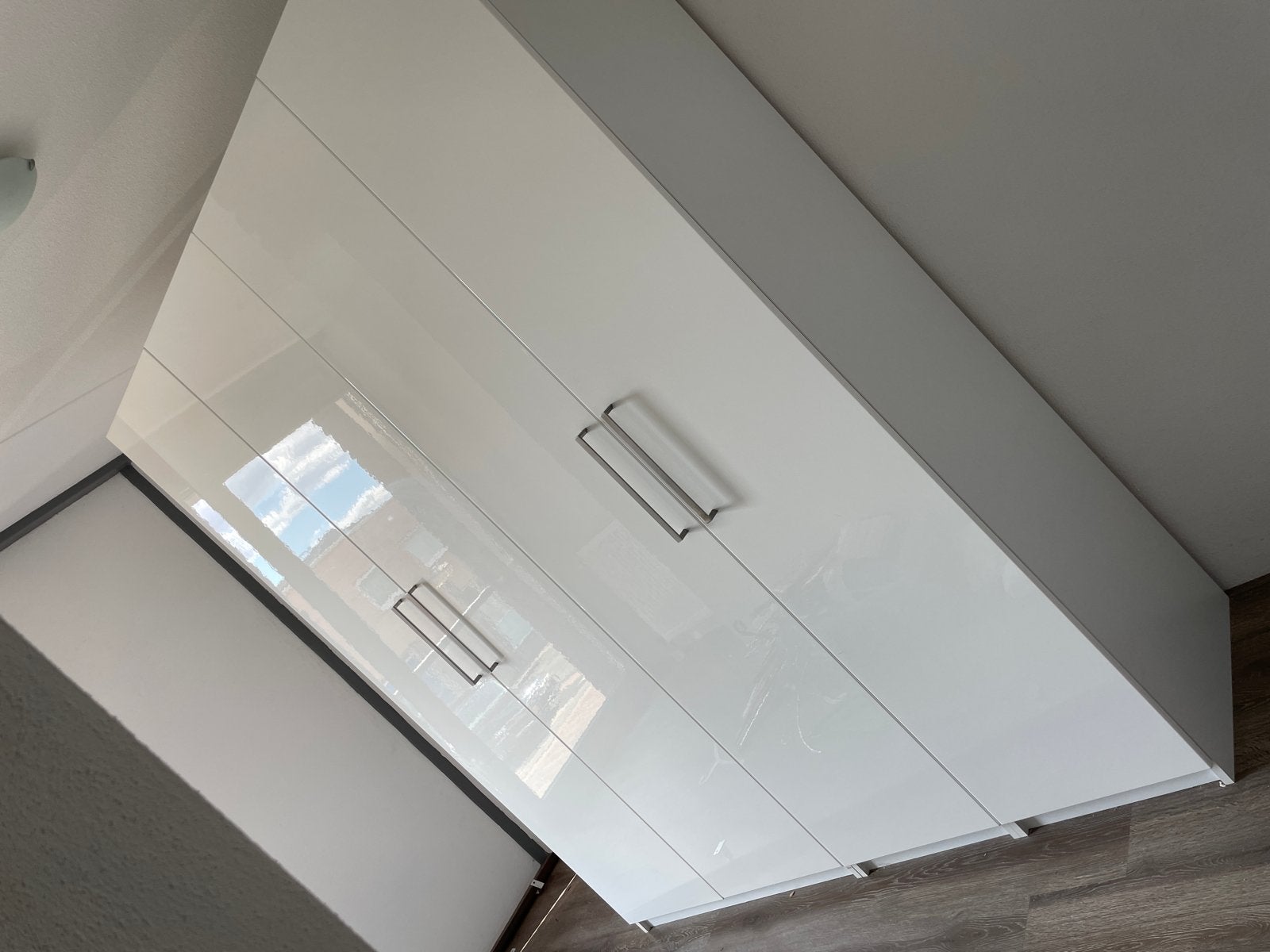 Hoogglans witte kledingkast met spiegel en hangruimte, Huis en Inrichting, Kasten | Kledingkasten, Ophalen, Overige materialen