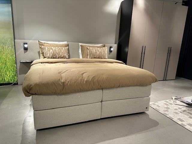 Luxe boxspring met royaal hoofdbord vlak, Ophalen, Crème, Sommelsdijkse haven 19, Info@vissermeubelen.nl