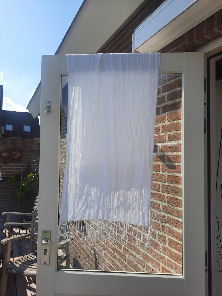 Witte sjaal met franjes € 5,00, Kleding | Dames, Ophalen of Verzenden, Zo goed als nieuw, Maat 38/40 (M), Sjaal