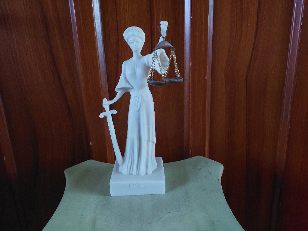 Vrouwe Justitia / Albast / 26 centimeter, Ophalen of Verzenden, Zo goed als nieuw, Mens