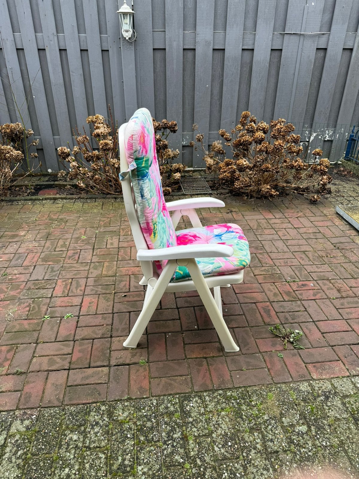 6 witte verstelbare klapstoelen met kussens, Ophalen, Zo goed als nieuw, Kunststof