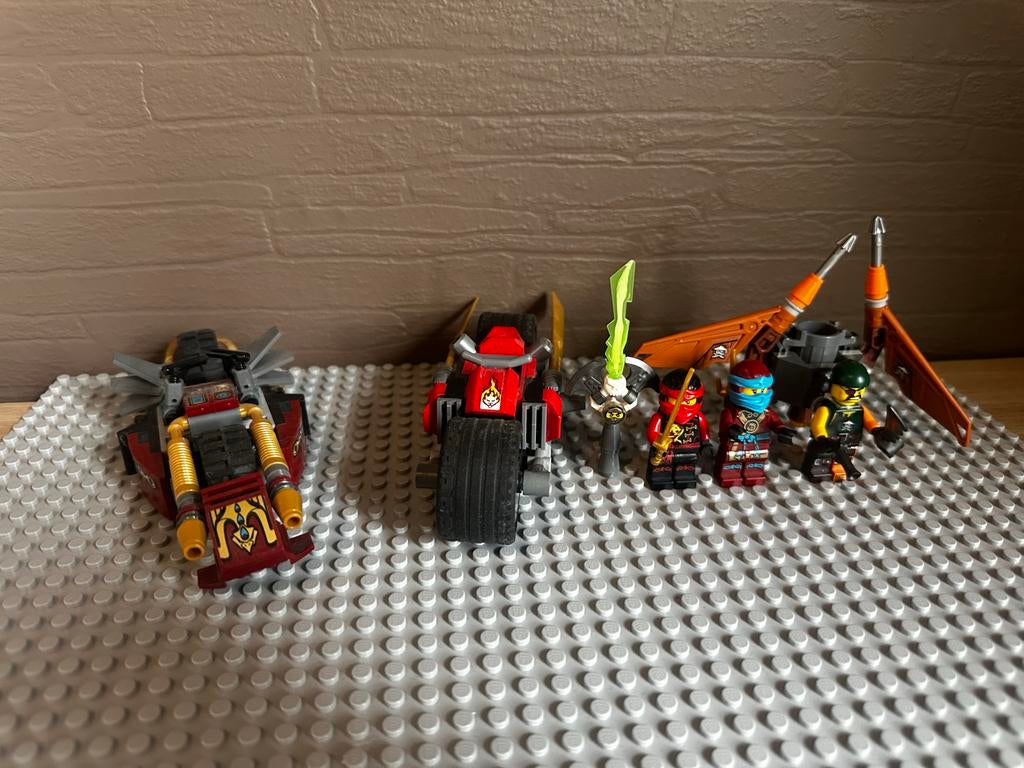 Lego Ninjago 70600 met poppetjes en speciaal zwaard, Ophalen of Verzenden, Gebruikt, Overige merken