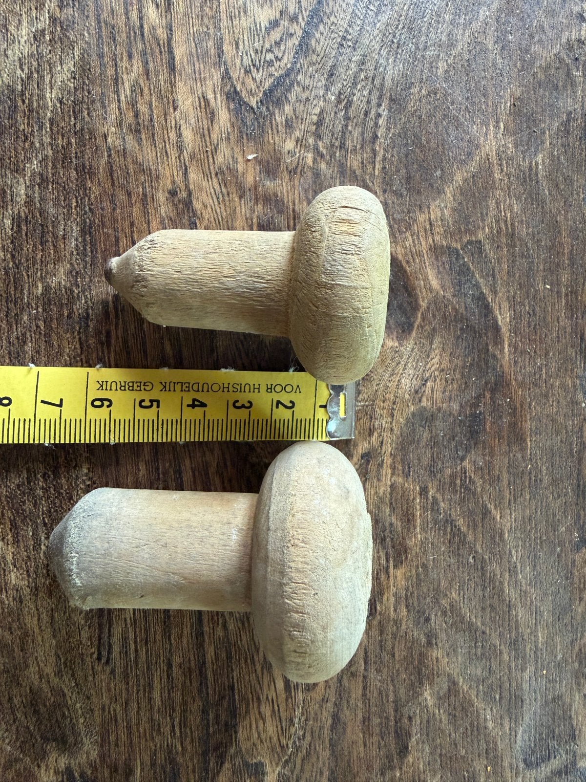 Twee oude houten vintage draaitollen van massief hout, Ophalen, Zo goed als nieuw
