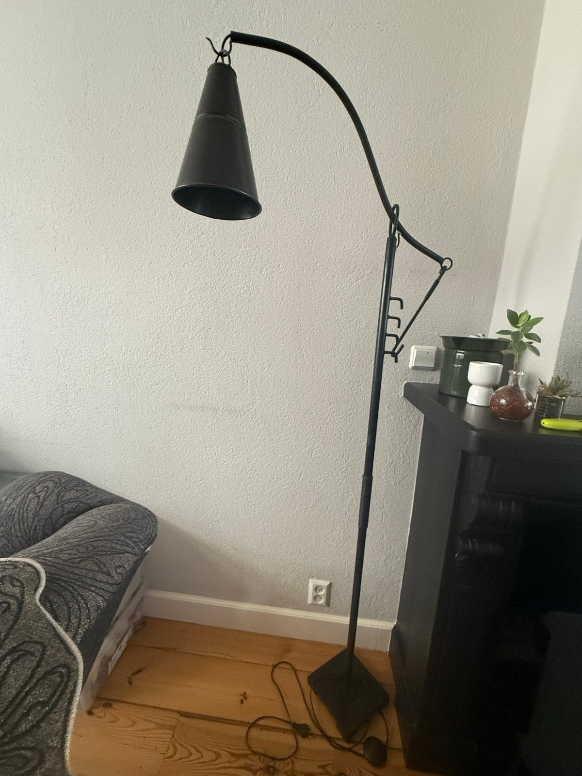 Zwarte vloerlamp 185cm hoog in uitstekende staat, Huis en Inrichting, Lampen | Vloerlampen, Ophalen, Zo goed als nieuw, Metaal