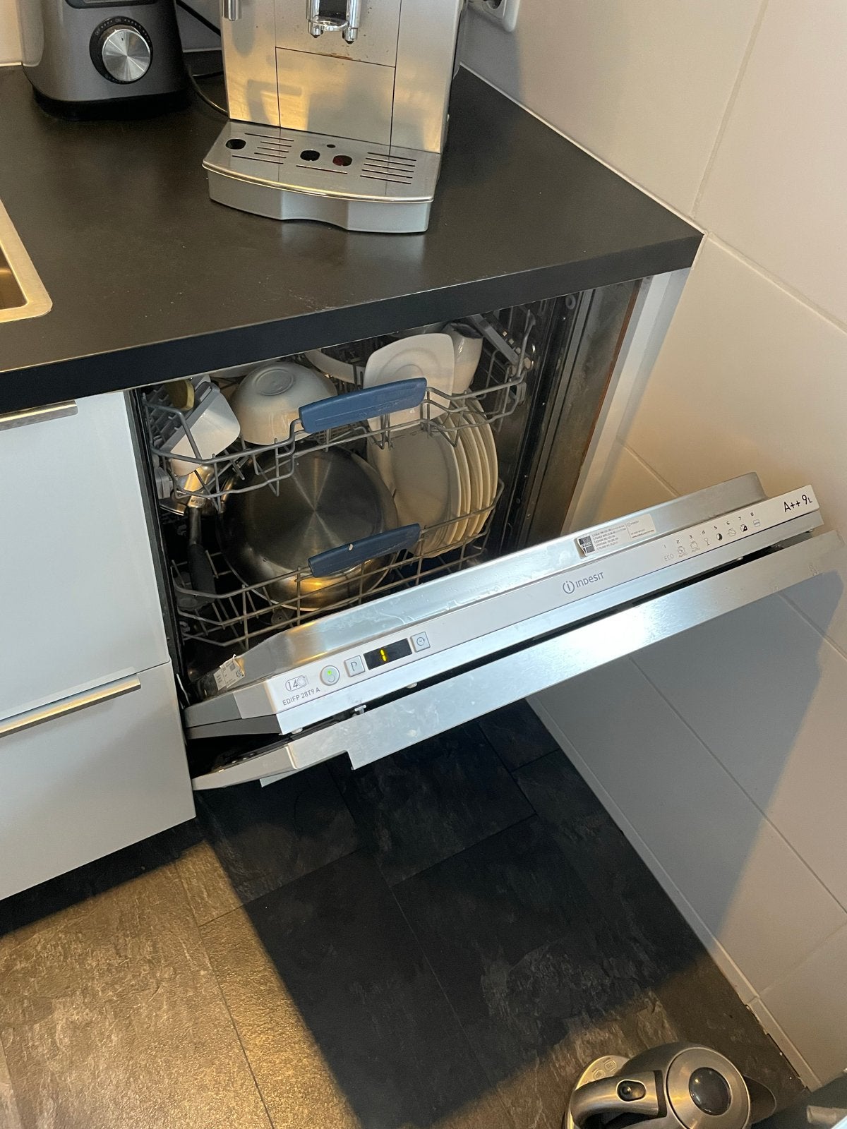 Foto 11 van Moderne witte keuken met inbouwapparatuur
