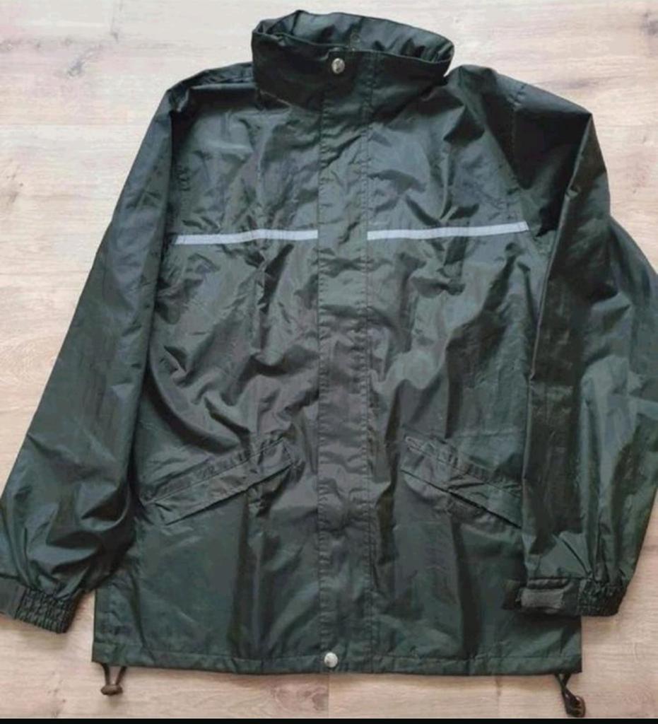 Groene regenjas met capuchon 158/164, Kinderen en Baby's, Kinderkleding | Maat 158, Ophalen of Verzenden, Jongen of Meisje, Jas