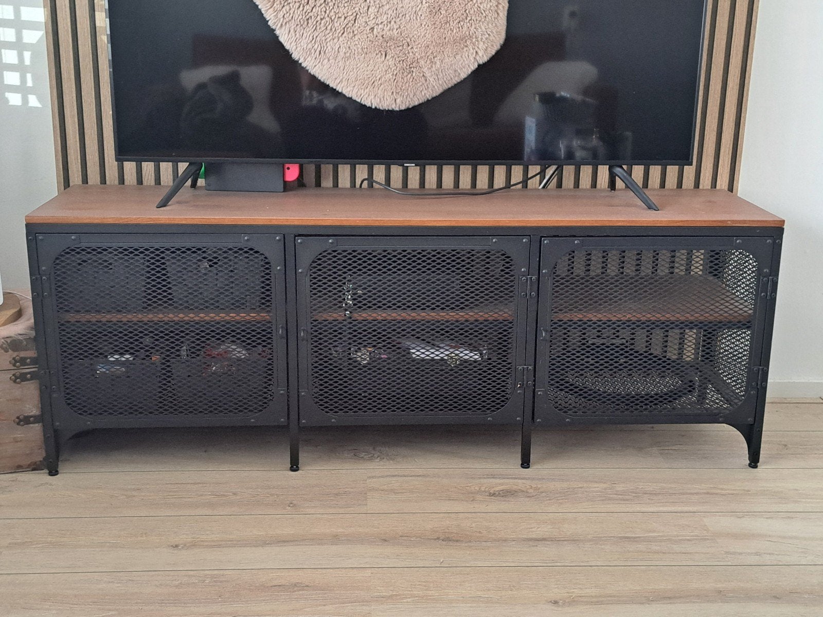 Industriële TV-meubel met metalen deuren en houten blad, Overige houtsoorten, Gebruikt, 100 tot 150 cm, Ophalen of Verzenden