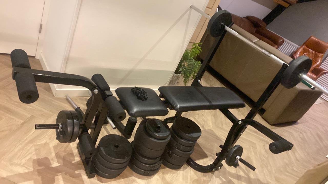Halterbank met halterstang, gewichten en dumbbells, Sport en Fitness, Fitnessmaterialen, Ophalen, Zo goed als nieuw, Fitnessbank