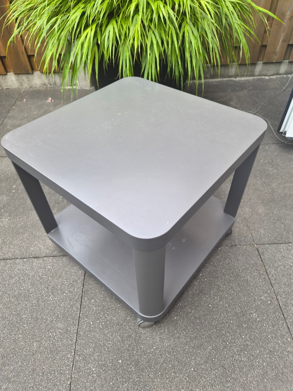 2 IKEA TINGBY bijzettafels op wielen - wit en antraciet, Huis en Inrichting, Minder dan 50 cm, Gebruikt, Modern, functioneel, Vierkant
