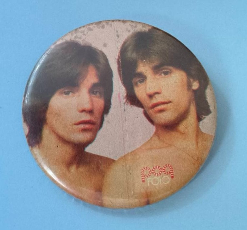 Button Alessi brothers, Ophalen of Verzenden, Zo goed als nieuw, Overige onderwerpen, Button