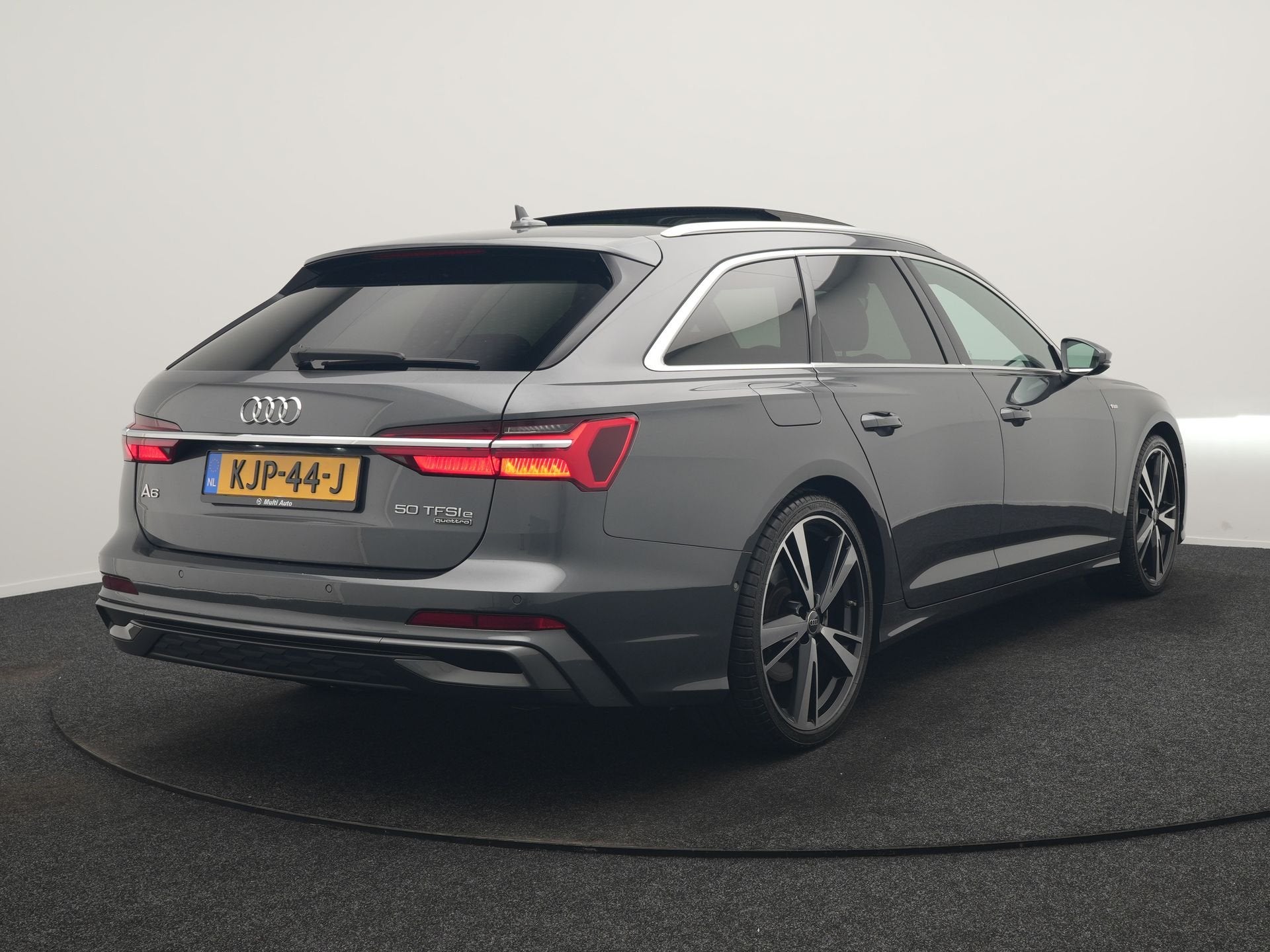 Audi A6 Avant 50 TFSI e quattro S Line PHEV 300pk Dealer O.H, Auto's, Audi, Automaat, 77 km/l, Gebruikt, Zwart