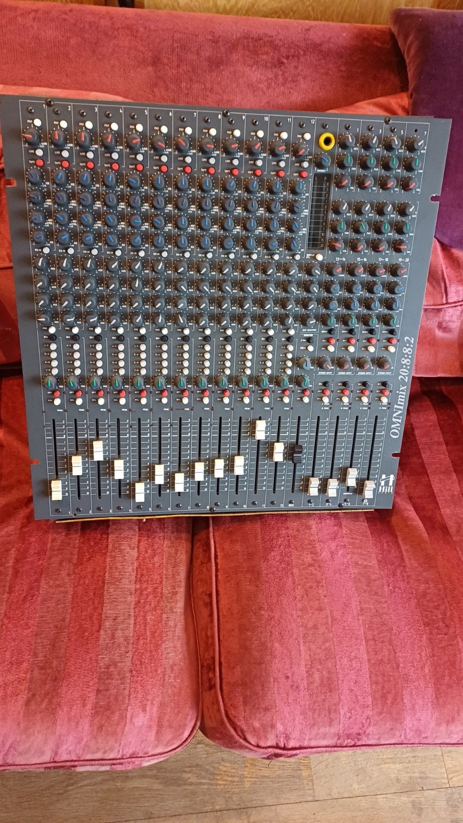 Mengpaneel met 12 mic/lijn ingangen, 4 stereo subgroepen, Ophalen, Gebruikt, 10 tot 20 kanalen, Microfooningang