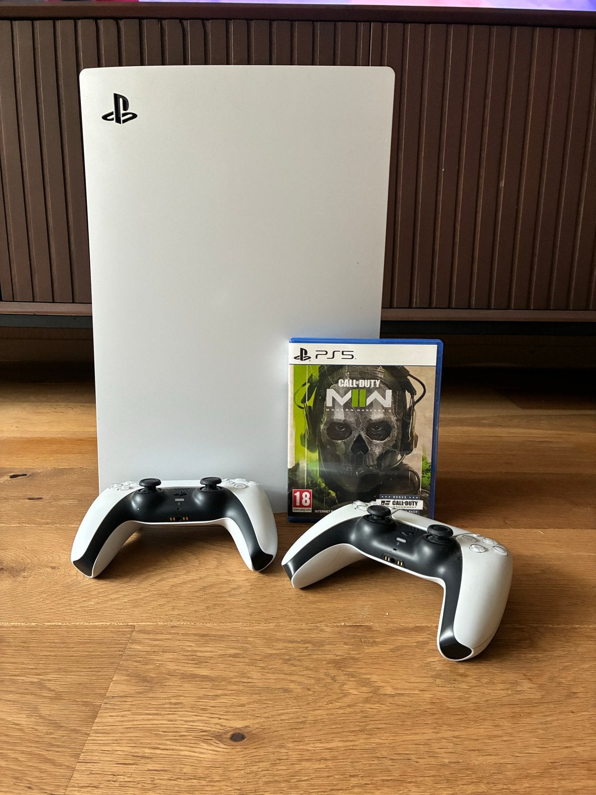 PS5 Bundel: Console, 2 Controllers, MW2, Monitor & Headset, Ophalen, Shooter, Zo goed als nieuw, Eén computer