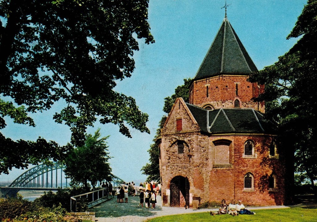 Nijmegen – Valkhof met karolingische kapel., Verzamelen, Ansichtkaarten | Nederland, Ophalen of Verzenden, 1960 tot 1980, Gelopen