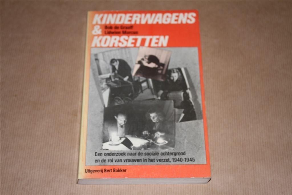 Kinderwagens en korsetten. Sociale achtergrond, vrouwen..., Ophalen of Verzenden, Tweede Wereldoorlog, Zo goed als nieuw, Overige onderwerpen