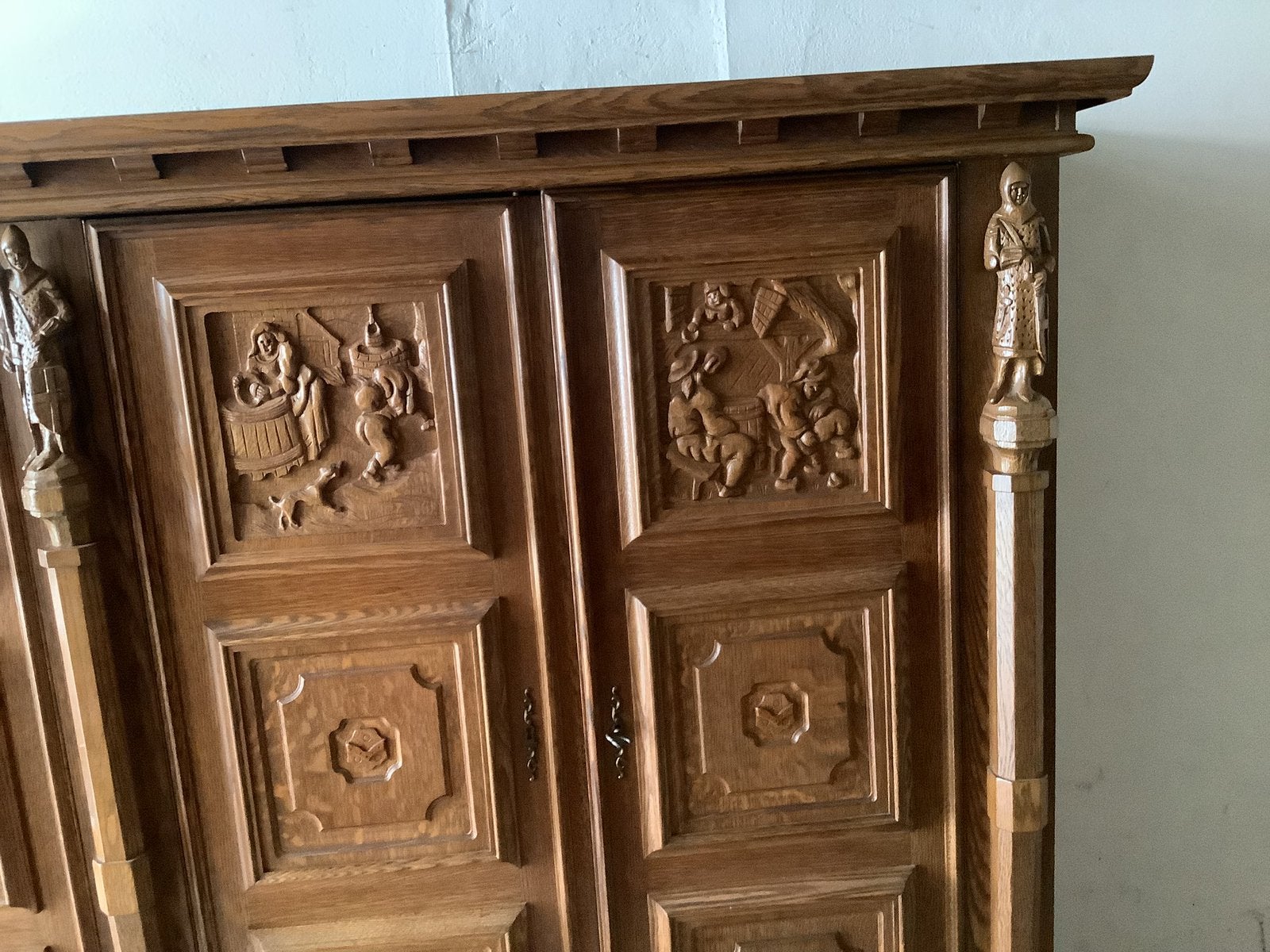 Foto 4 van Antieke Eiken Kast met Handgesneden Details