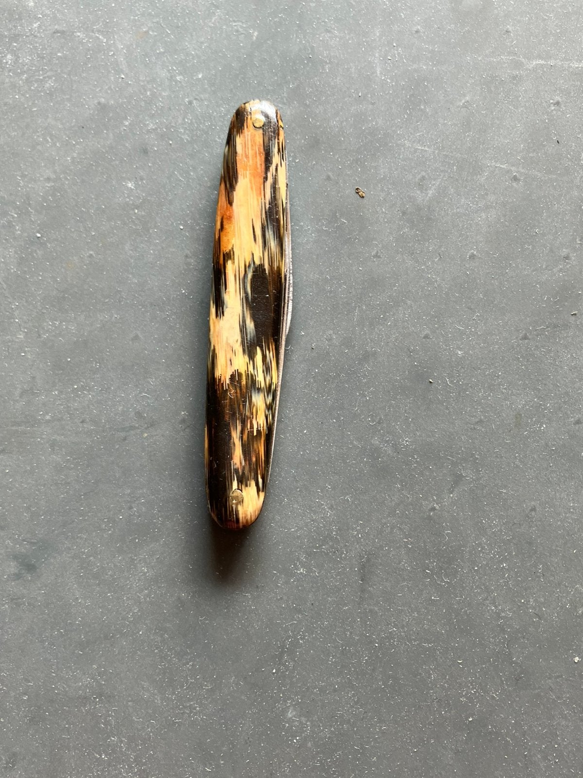 Antiek gemarmerd zakmesje, Ophalen