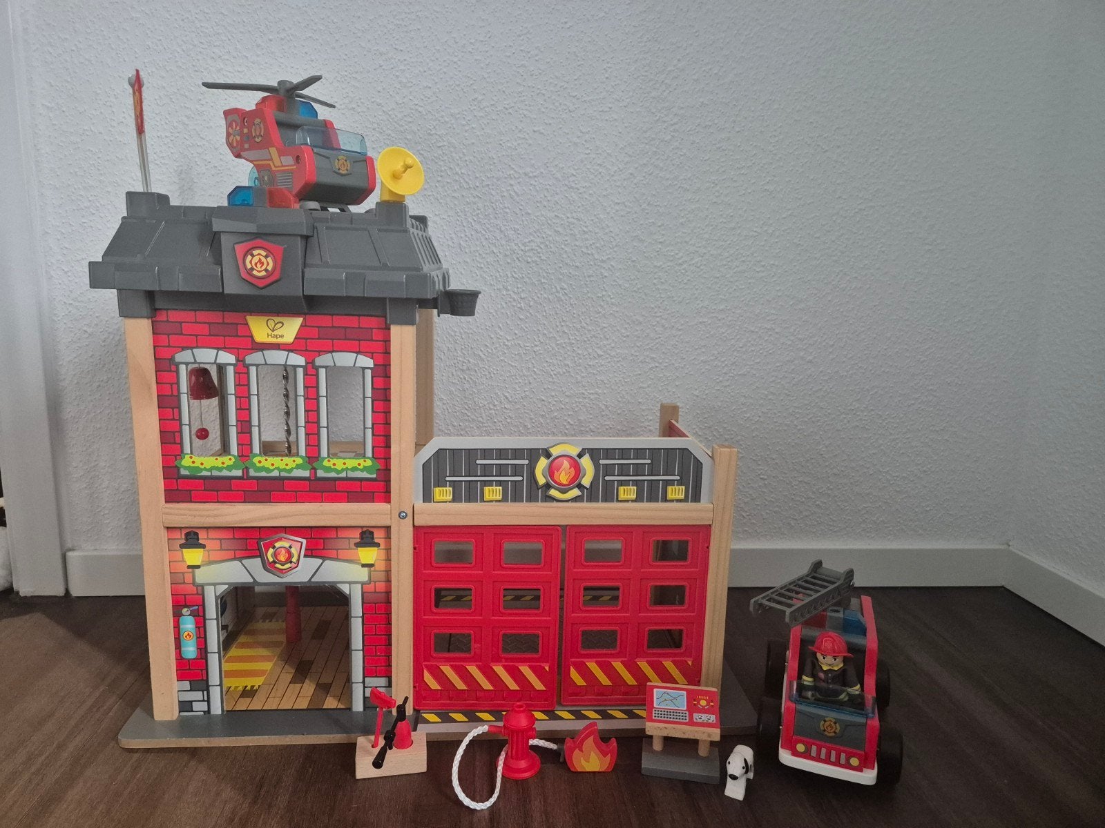 Hape Brandweerkazerne met accessoires, Ophalen