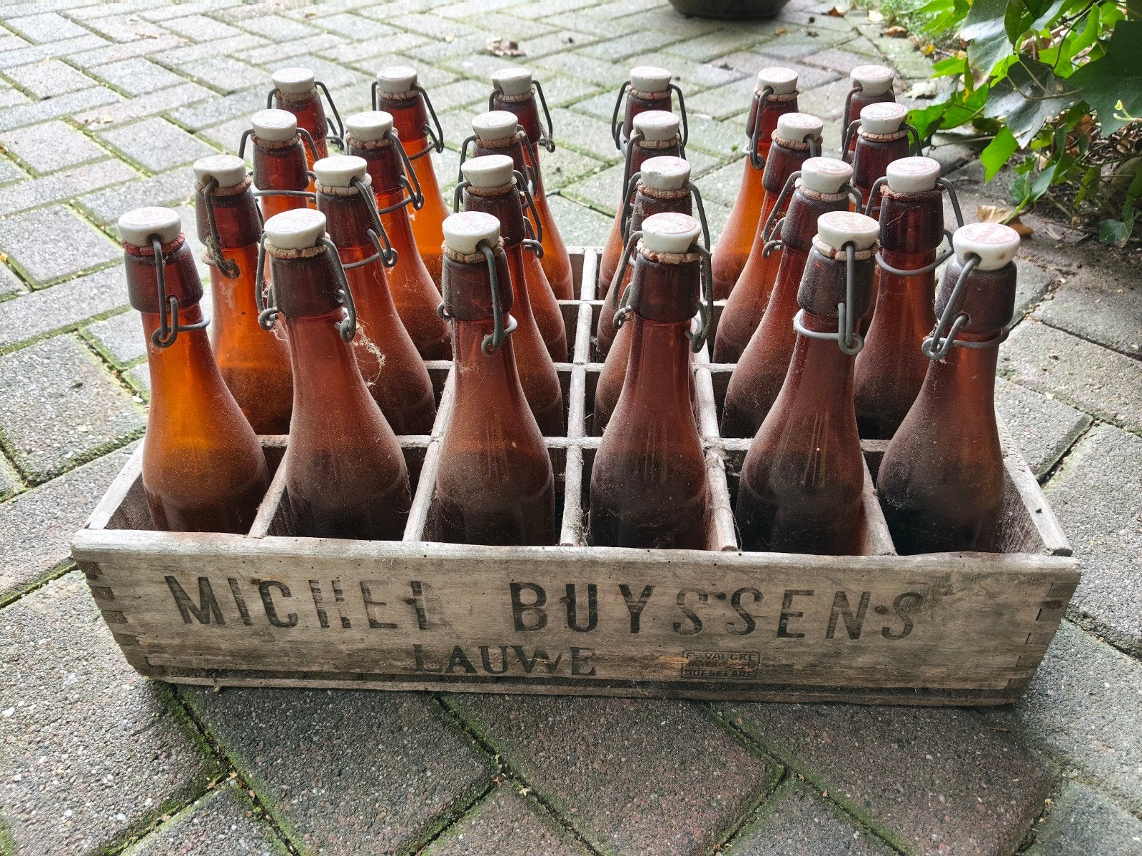 oud kratje met flesjes, Ophalen