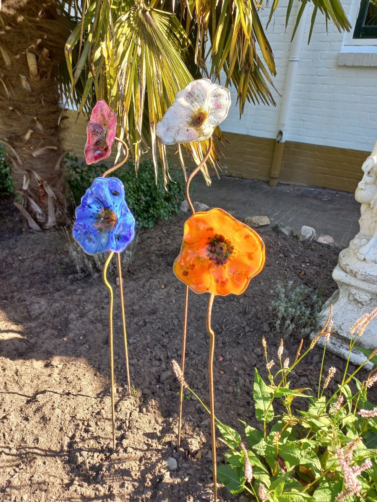 Bloemen van glas op ijzeren pin., Ophalen