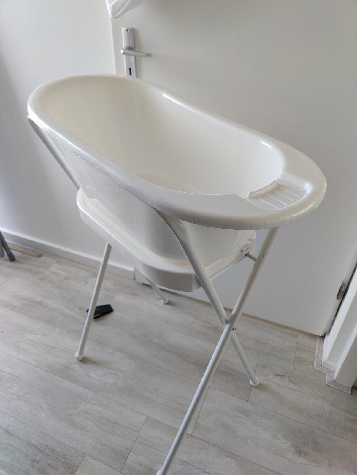 Babybadje met standaard - Wit, Ophalen, Zo goed als nieuw, Badje, Standaard