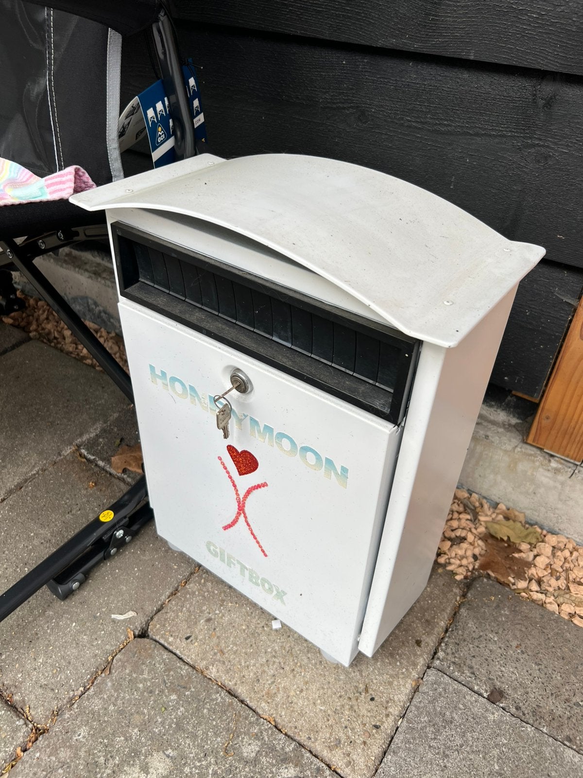Brievenbus giftbox, Ophalen of Verzenden, Gebruikt, IJzer, Staande brievenbus