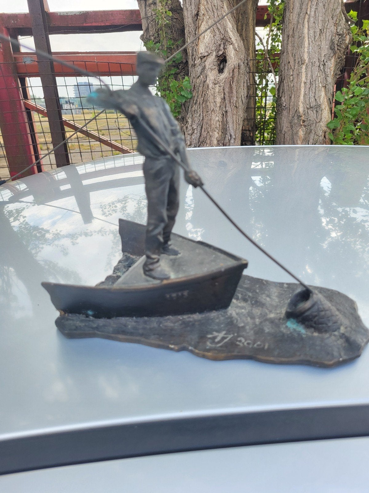 Bronzen beeldje visser in bootje, gesigneerd 2001, Ophalen of Verzenden