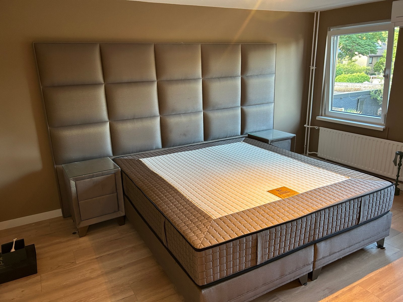 Serta bed 200x200 cm, incl hoofdbord en nachtkastjes, Ophalen, Beige, Tweepersoons, Zo goed als nieuw