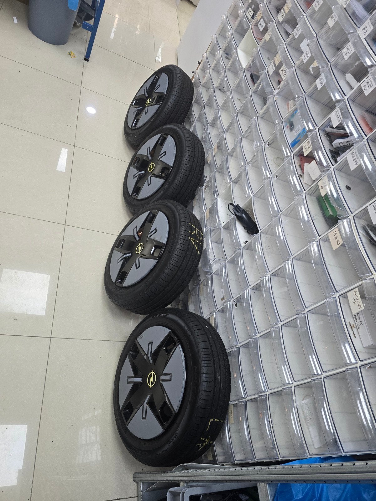 Opel Corsa E 14 inch stalen velgen met wieldoppen en banden, Auto-onderdelen, Banden en Velgen, 14 inch, Gebruikt, Banden en Velgen