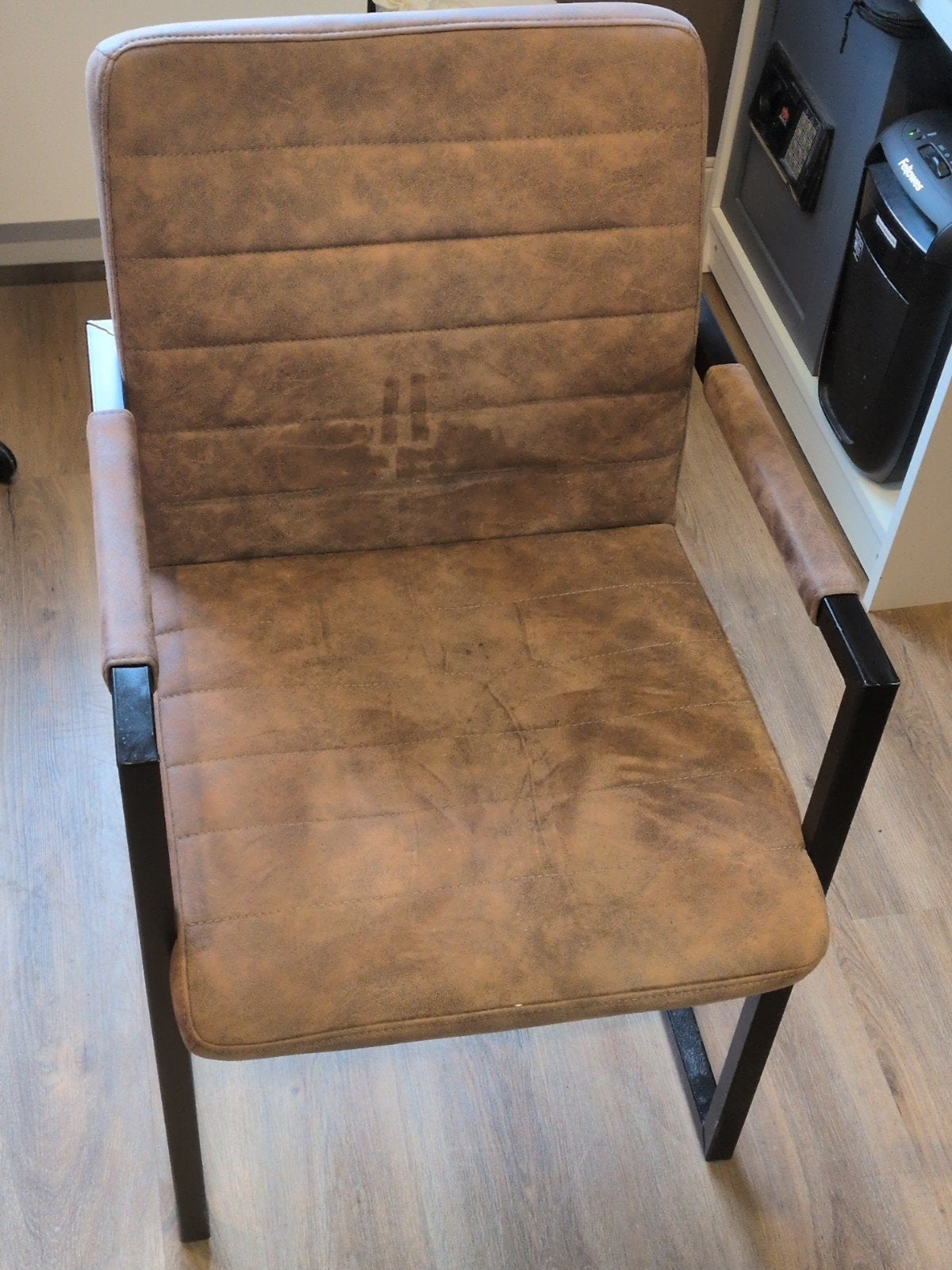 Comfortabele bruine stoel met metalen frame van Leenbakker, Ophalen, Gebruikt, Stof, Eén