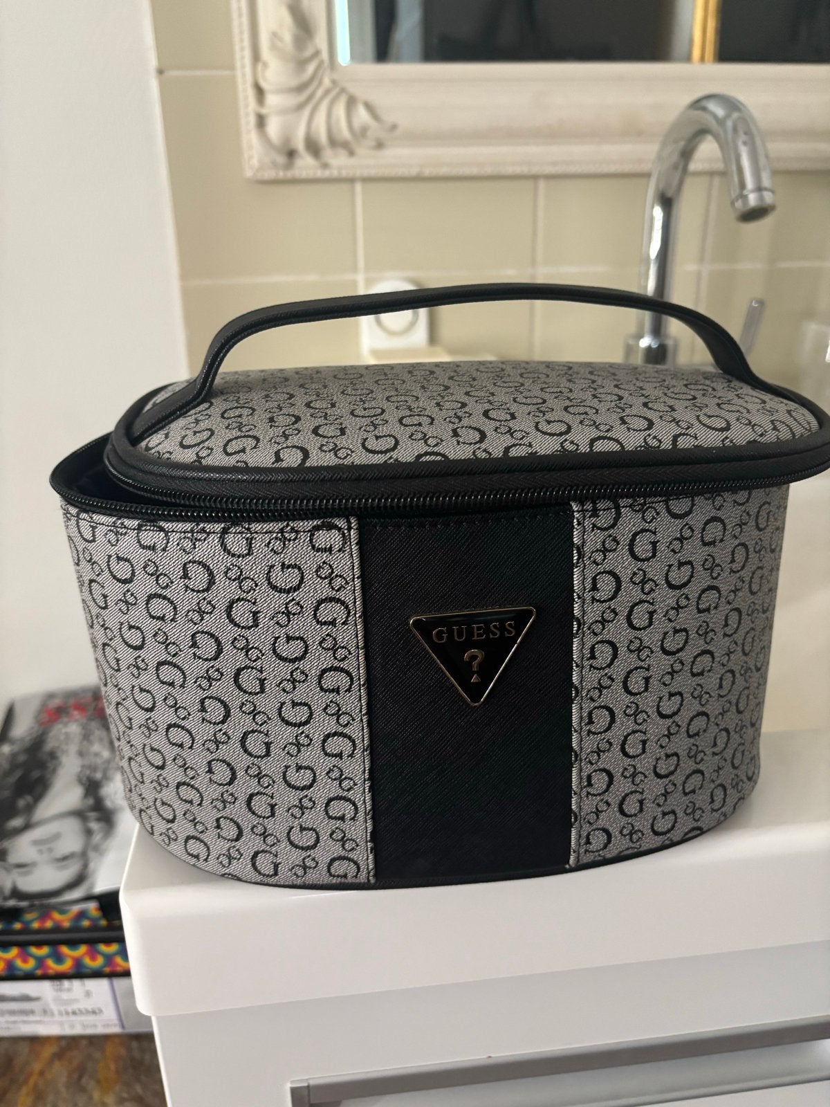 Guess toilettas/beautycase - Zo goed als nieuw, Sieraden, Tassen en Uiterlijk, Ophalen of Verzenden, Zo goed als nieuw, Zwart