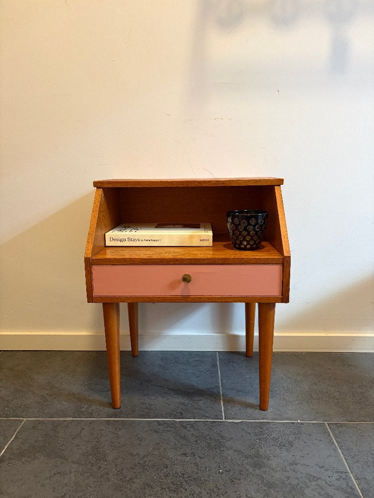 Nachtkastje/bijzetkastje  met roze lade, Huis en Inrichting, Ophalen, Gebruikt, Minder dan 45 cm, 55 tot 70 cm